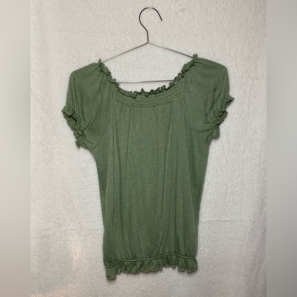 Can be a regular shirt or shoulder top. - Picture 2 of 3